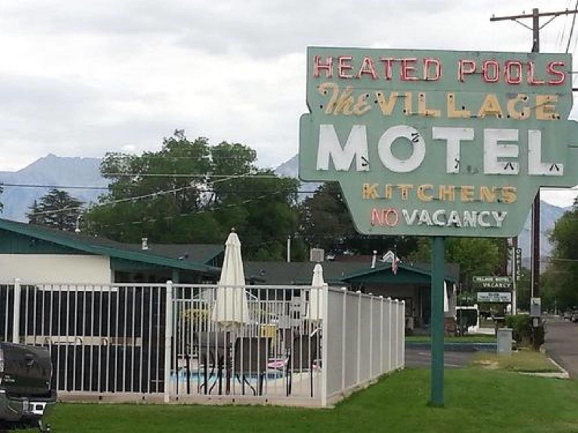 Bishop Village Motel Exterior photo